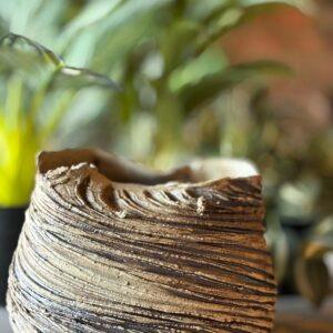 Vaas met ruwe structuur